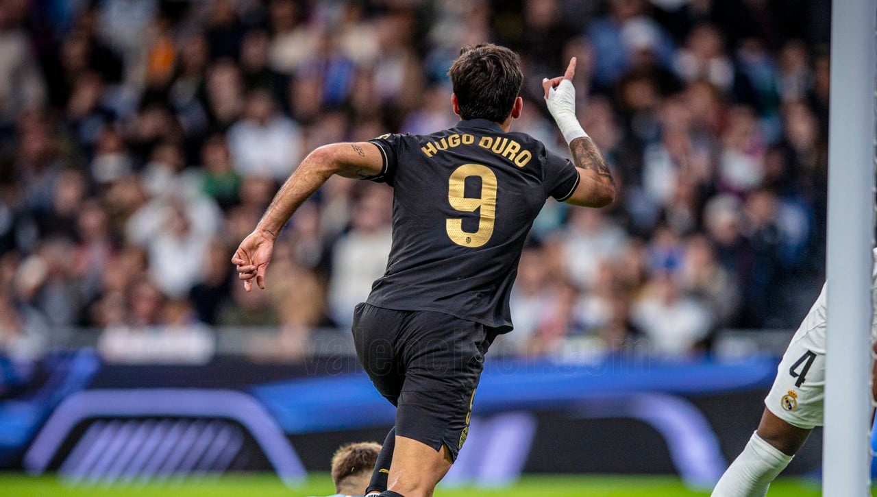 Carlos Corberán señala a Hugo Duro