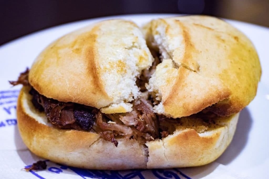 El bar de Sevilla que ofrece montaítos de pringá por un precio simbólico