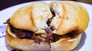 El bar de Sevilla que ofrece montaítos de pringá por un precio simbólico