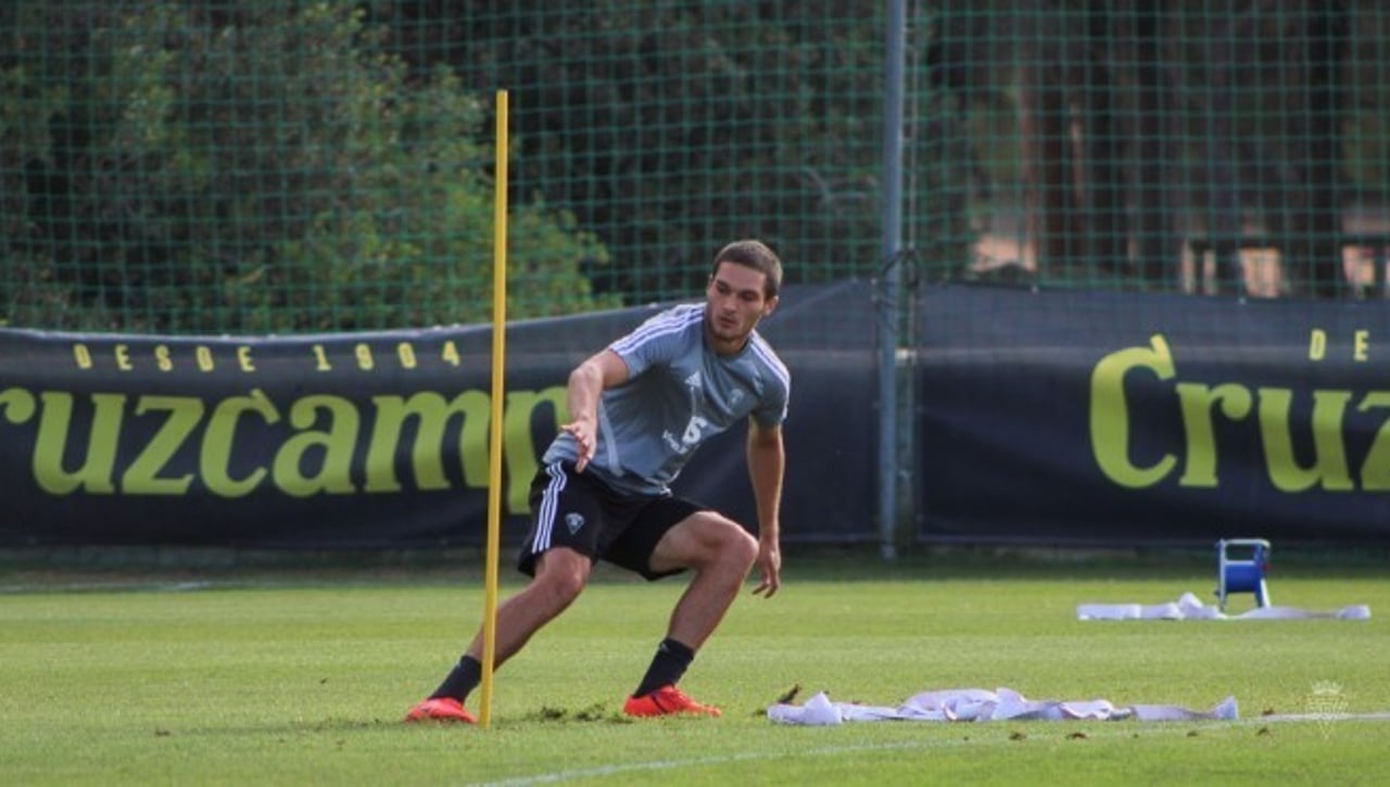El Cádiz busca un '9' y éste delantero que se marchó por la puerta de atrás se está hinchando a hacer goles 