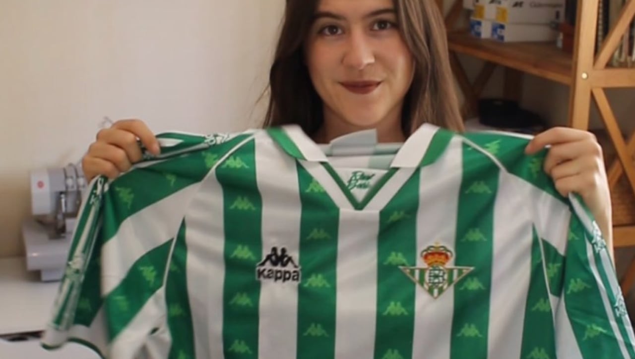 Una seguidora del Betis transforma una camiseta y la lía en redes sociales