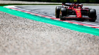 Mientras Carlos Sainz ilusiona, Fernando Alonso se hunde en Barcelona