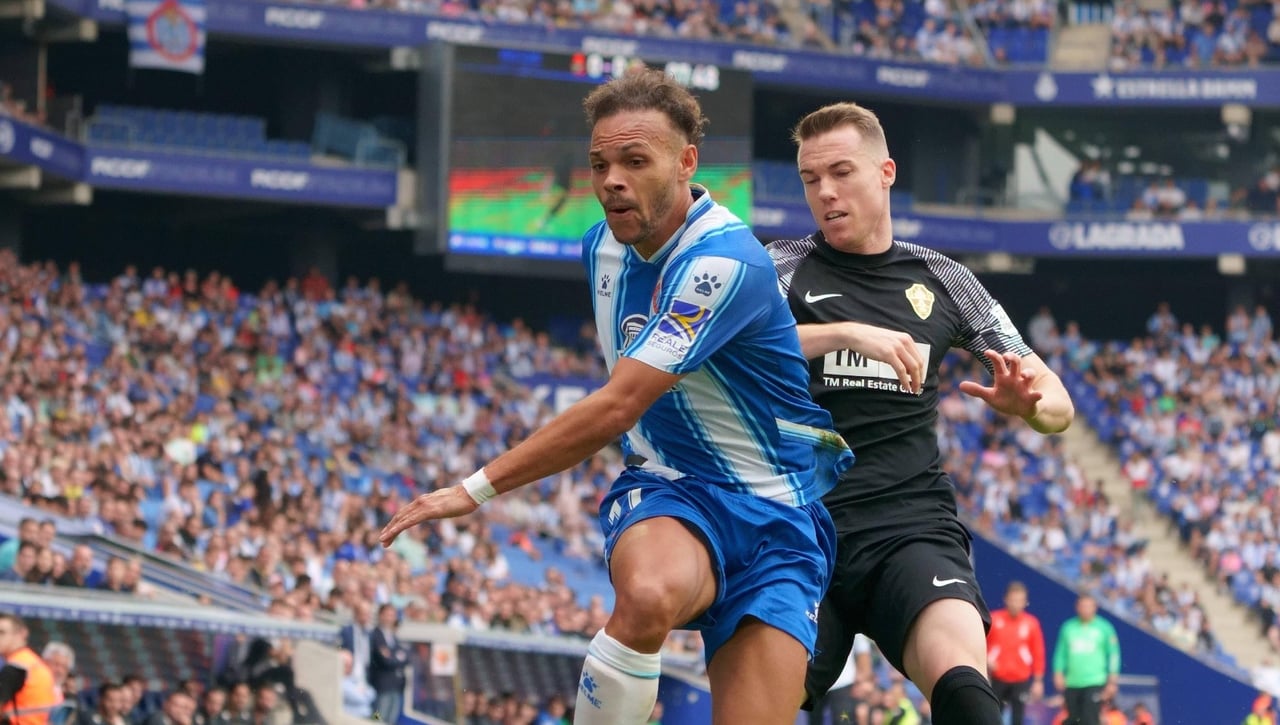 El Espanyol y el Elche empatan en un duelo histérico