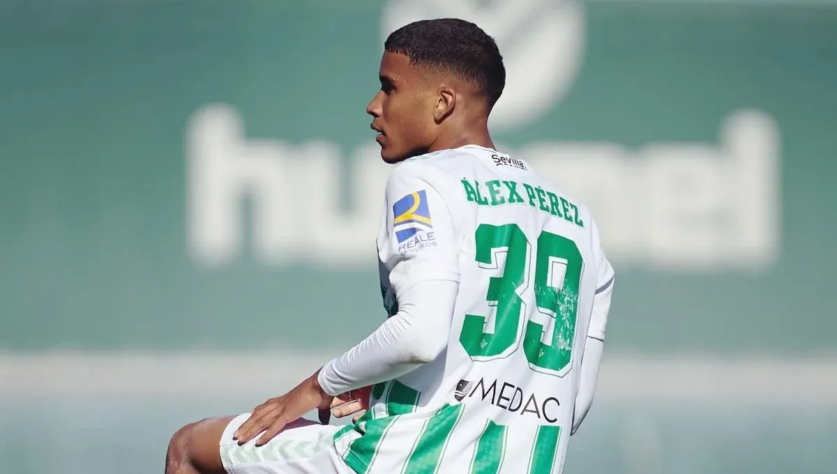 Avances en la salida de Álex Pérez: el dinero que podría ingresar el Betis