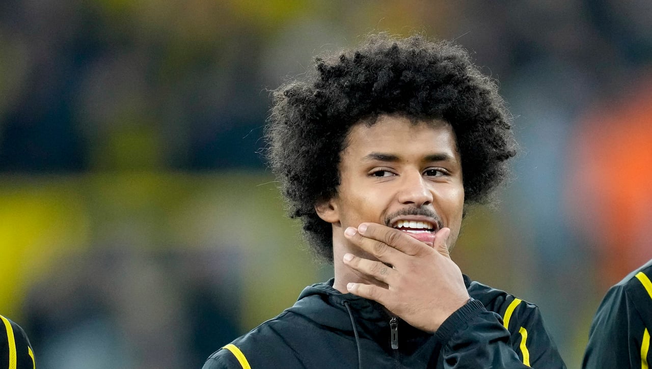 Adeyemi firma con una nueva agencia de futbolistas y deja su futuro en el aire