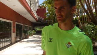 Diego Llorente se atreve con la 'Potra Salvaje' en el test más divertido de la pretemporada