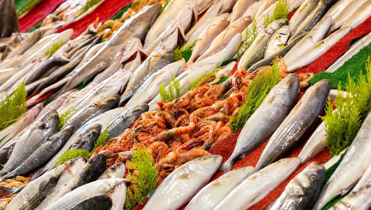 Un pescadero tira de la manta sobre un pescado muy consumido: "No todos son seguros"