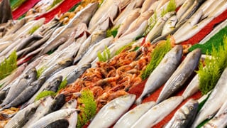 Un pescadero tira de la manta sobre un pescado muy consumido: "No todos son seguros"