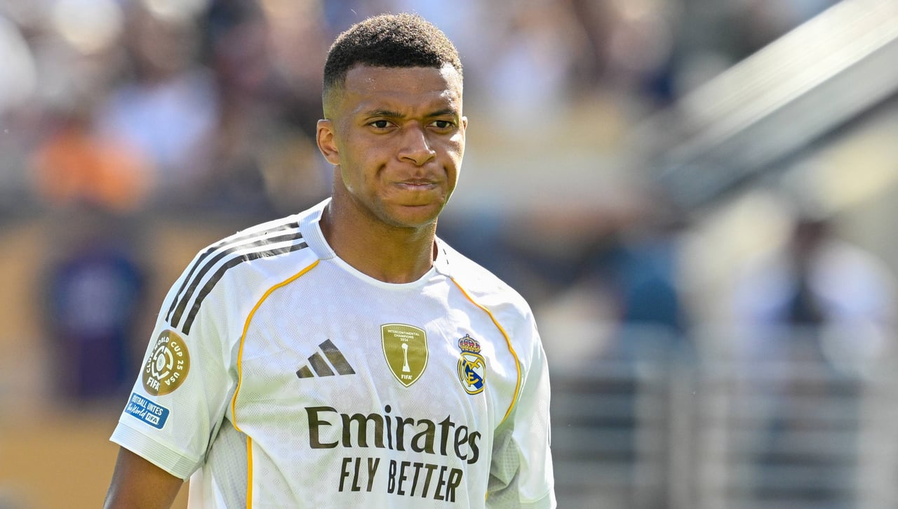 Mbappé la lía en el campo del PSG