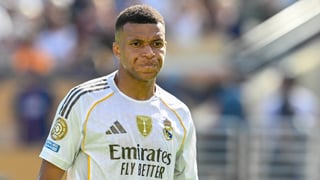 Mbappé la lía en el campo del PSG