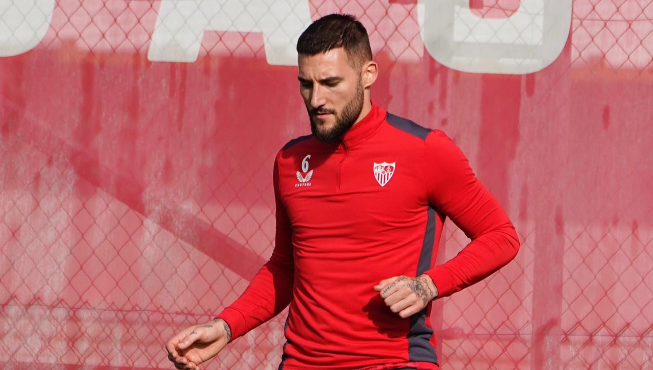 Gudelj le pone la alegría al entrenamiento del Sevilla