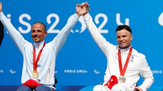 Se baña de plata en París