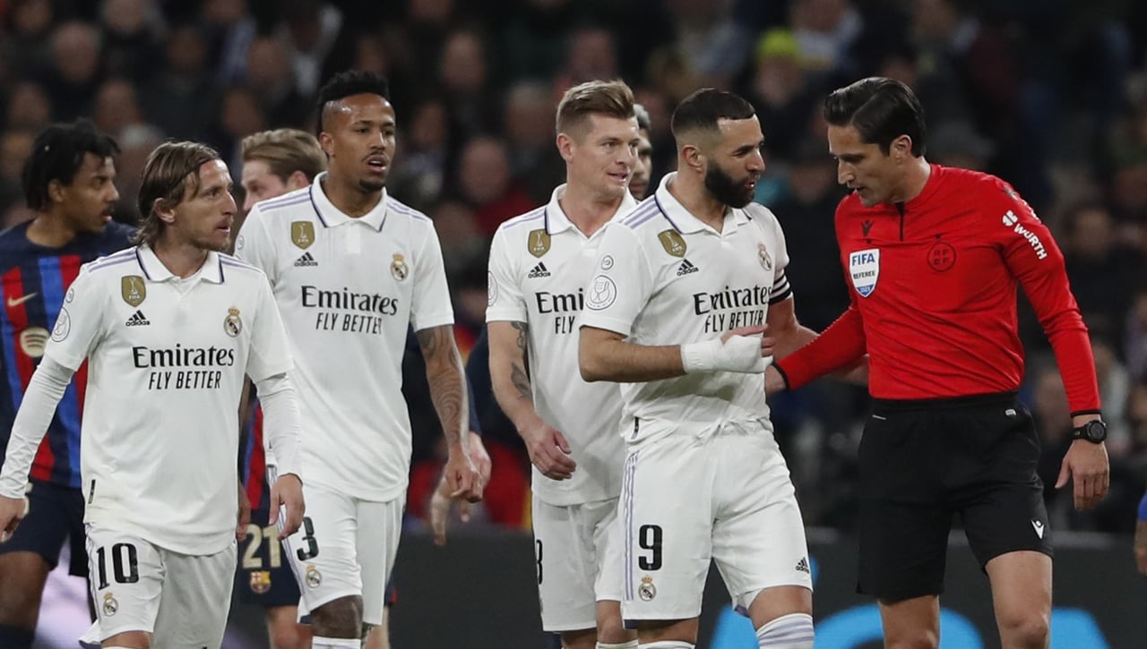 La viral conversación entre Militao y Munuera Montero: ¿Qué dice? ¿"Le coge" o "es roja"?