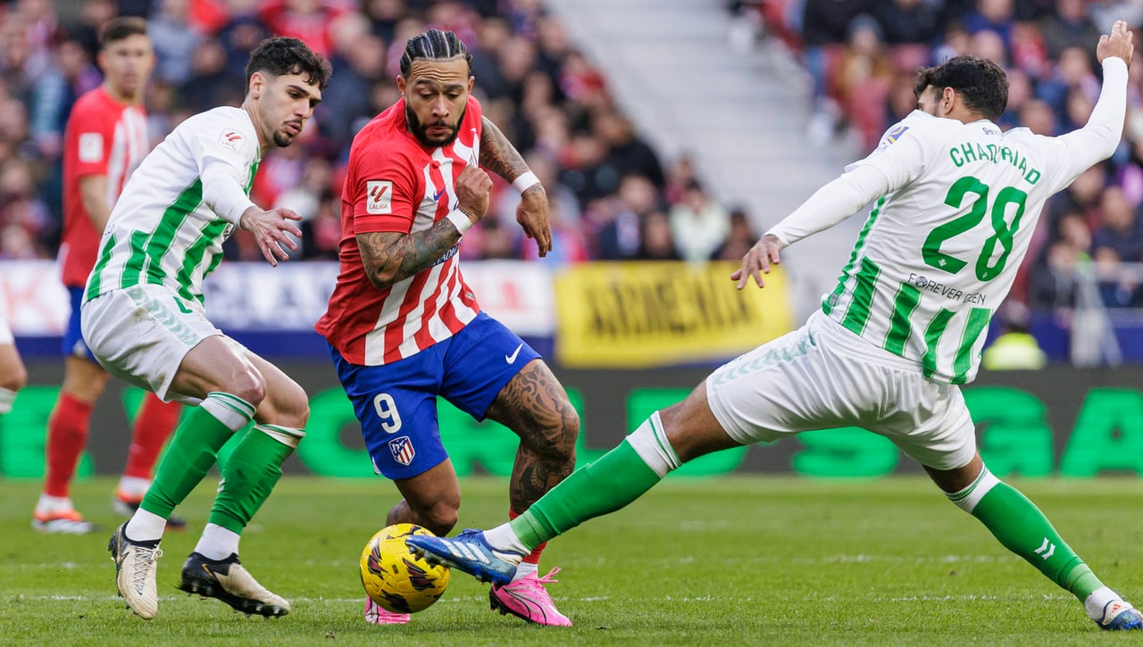 La hoja de ruta con Chadi Riad: los planes del central, el Betis y el Barça