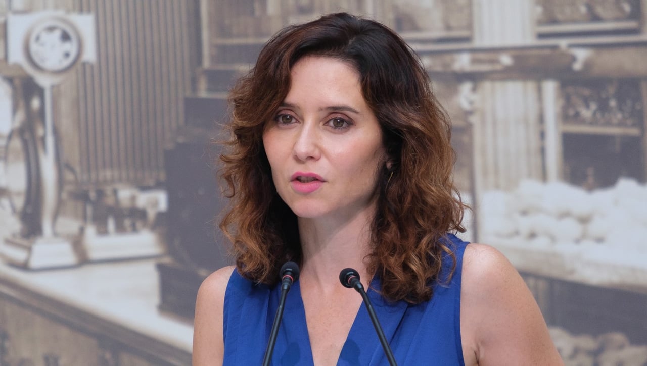 Ayuso se mete en Vallecas y el Rayo