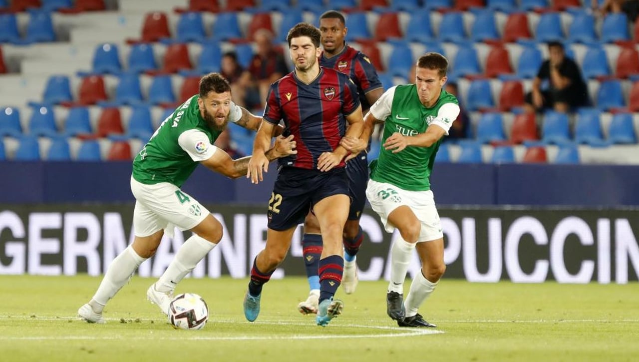 El Almería, pendiente de las salidas y apretando por Melero