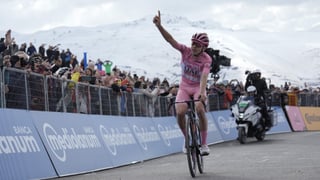 Exhibición de Pogacar en la etapa reina del Giro que ya lo acaricia