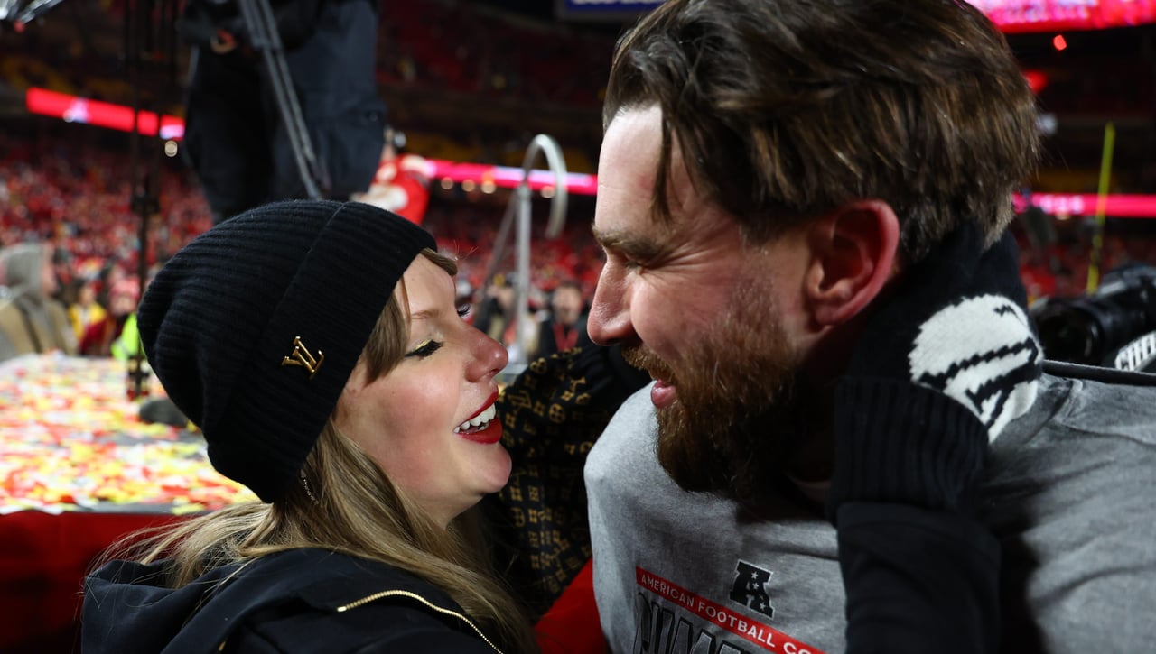 Taylor Swift hace oficial su compromiso con Travis Kelce 