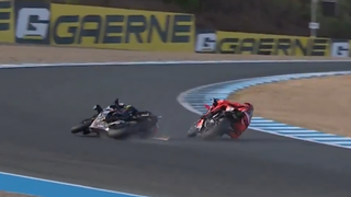 Lío monumental en Superbikes: Bulega tira a Razgatlioglu e impide que sentencie el Mundial