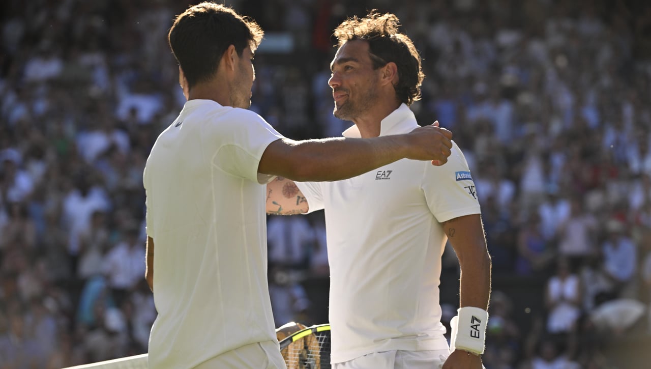 Carlos Alcaraz retira a una leyenda en Wimbledon