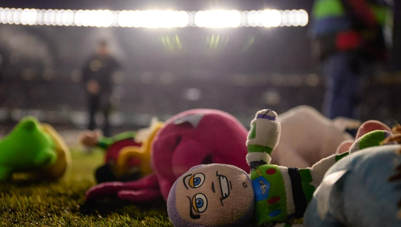 La lluvia de peluches deja 14.000 juguetes verdiblancos para los niños más necesitados