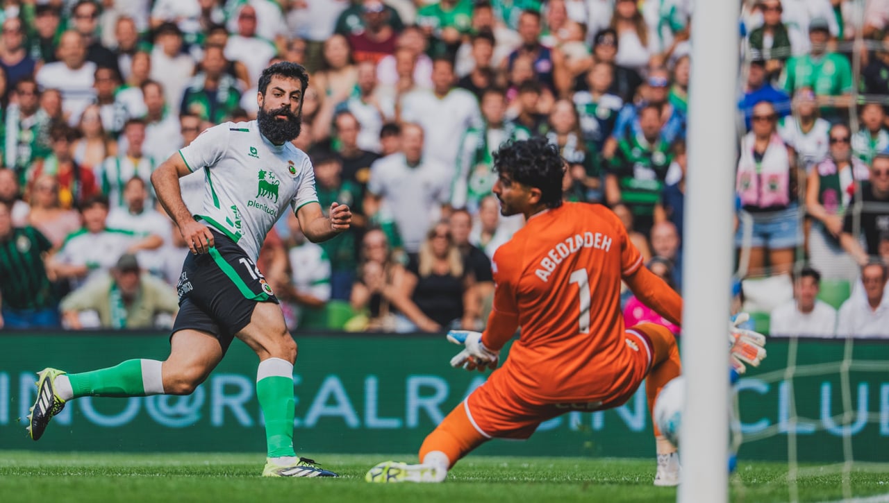 Villalibre destaca en su debut con el Racing anotando un gol y provocando un penalti 