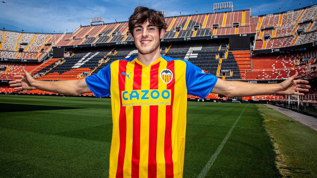 Javi Guerra renueva con una petición de Baraja