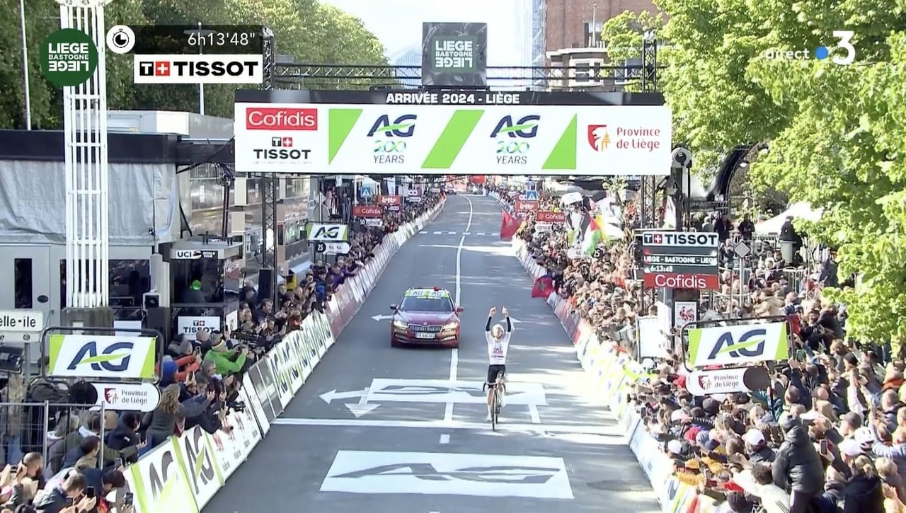 Pogacar da una lección a Van der Poel