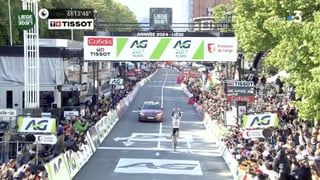 Pogacar da una lección a Van der Poel