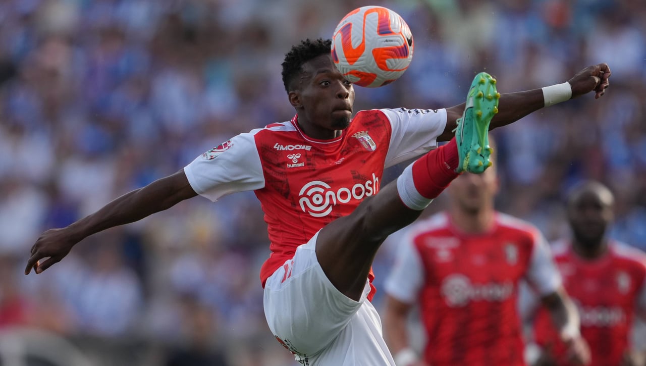 Álvaro Djaló hace 'un Xavi'