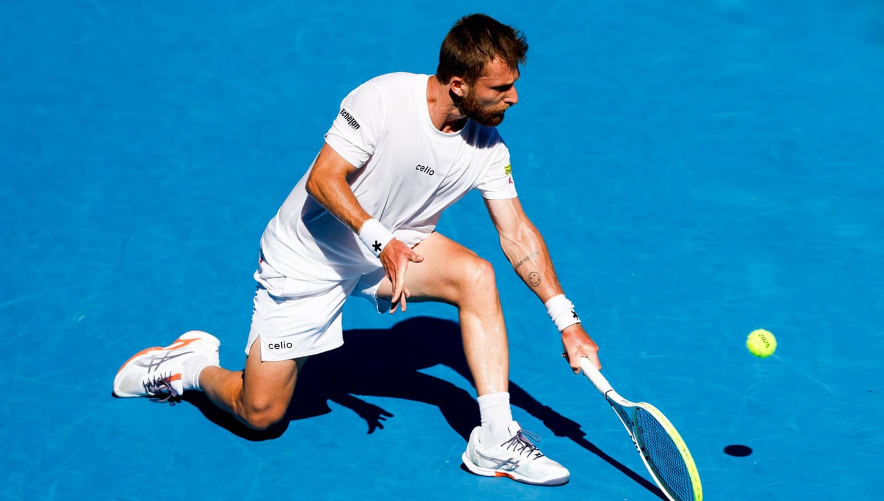 El desplome de un tenista pone en jaque el Open de Australia