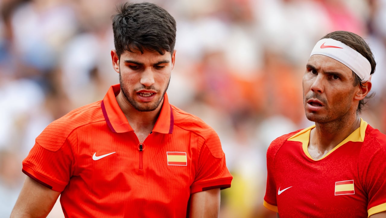 Carlos Alcaraz se postra ante Rafa Nadal antes de su partido clave de Roland Garros