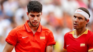 Carlos Alcaraz se postra ante Rafa Nadal antes de su partido clave de Roland Garros