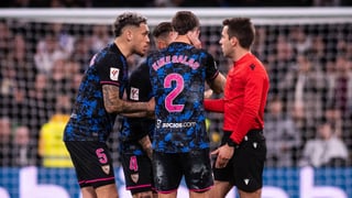 Díaz de Mera Escuderos se retira por lesión durante el Real Madrid - Sevilla... y ya hay lío