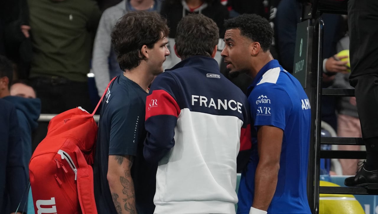 Tángana en la Copa Davis en plena pista