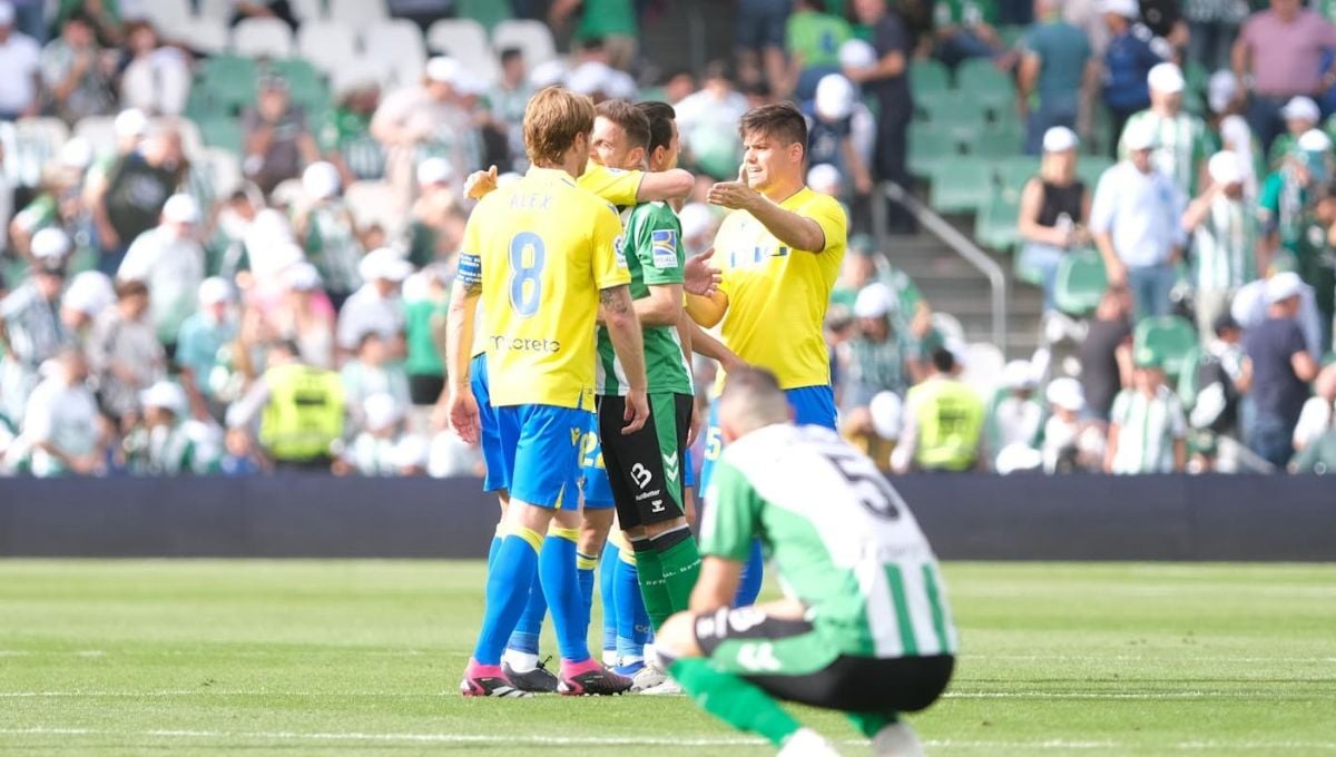 El Cádiz atiza al arbitraje tras el error de Cuadra y la expulsión de Canales