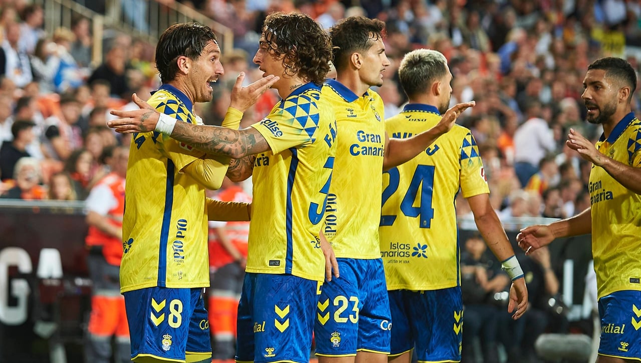 Valencia 2-3 Las Palmas: incendia Mestalla y traspasa el farolillo rojo