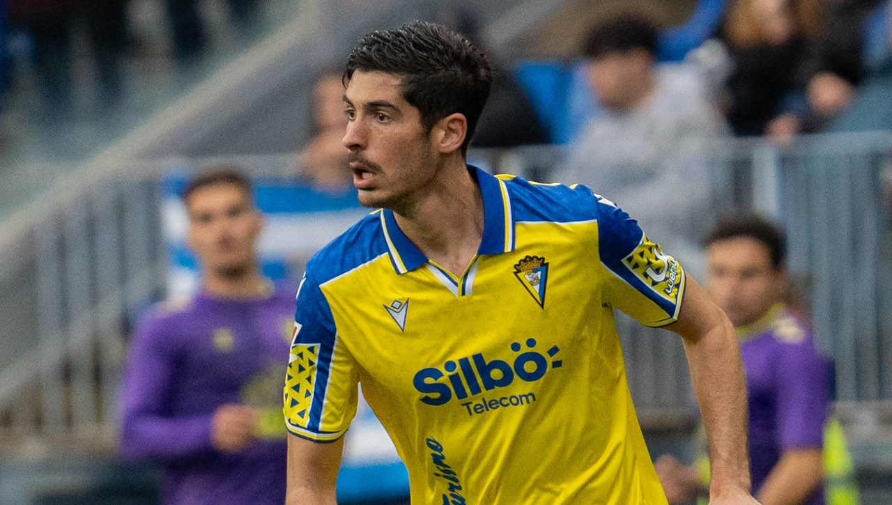 Carlos Fernández marca en su último partido con el Cádiz