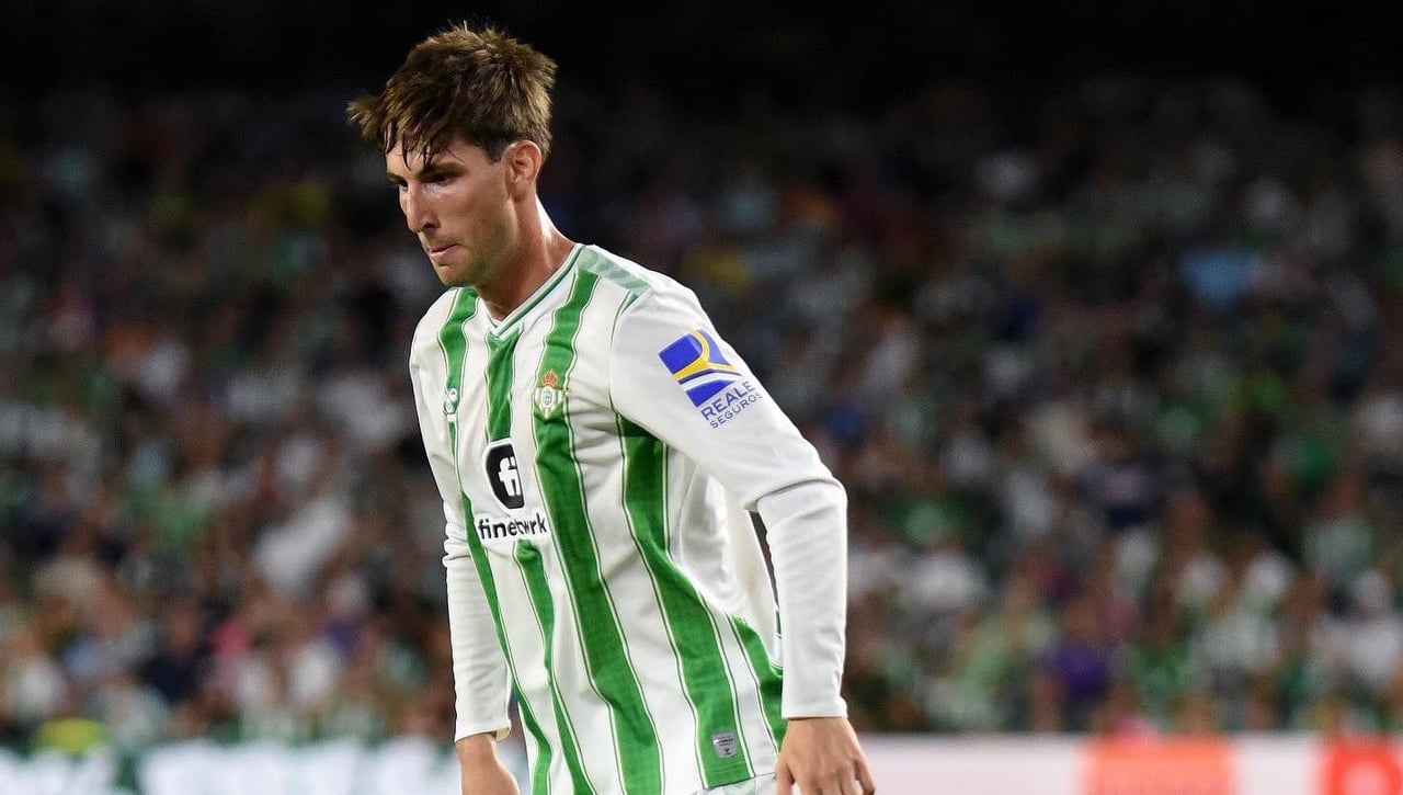 Un paso más del Milan por Miranda: negocia con el Betis su precio en enero