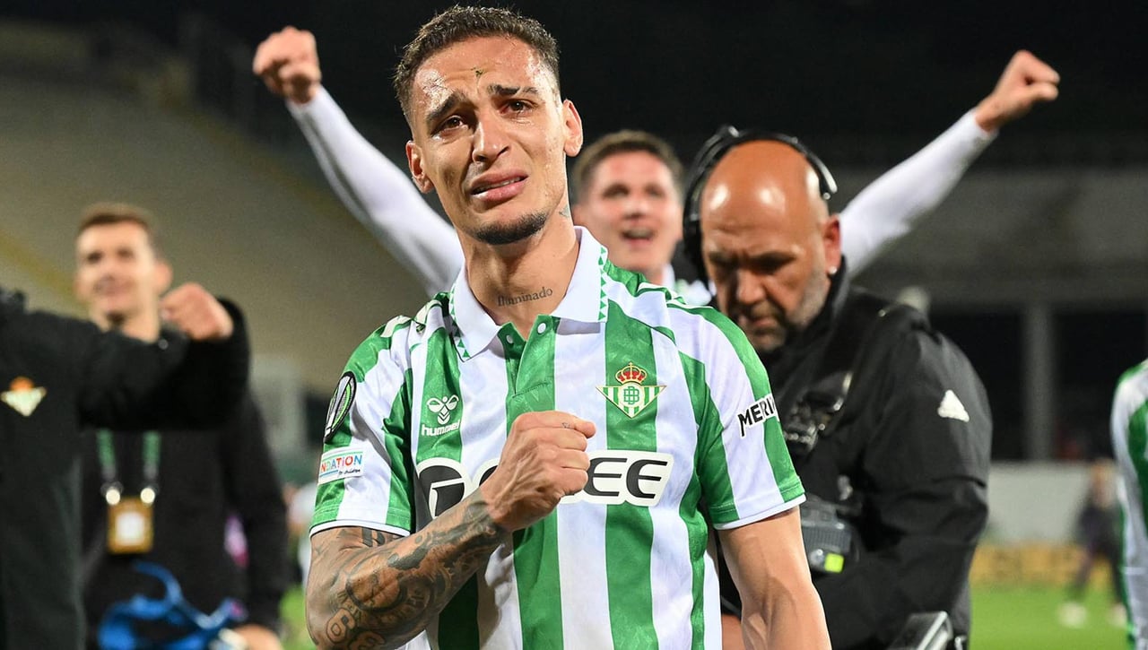El Betis 'negocia' con Antony en plena celebración por la final