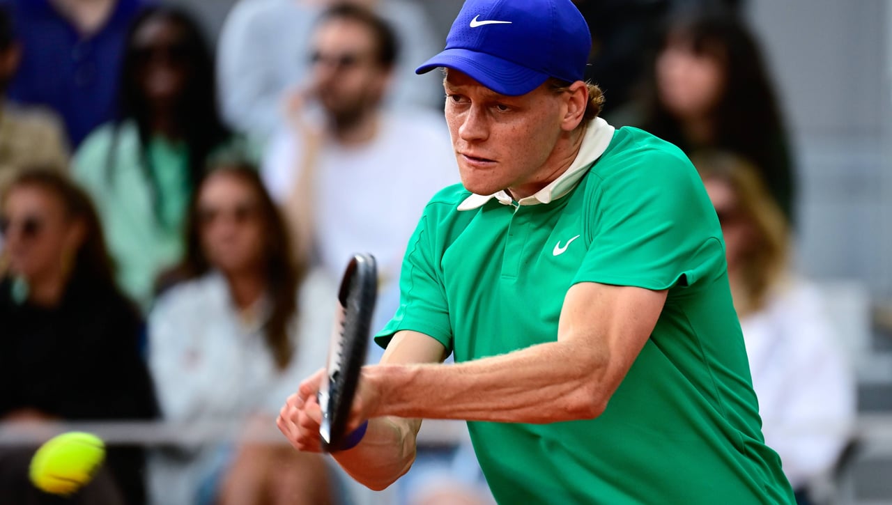 Sinner da el golpe a Djokovic y busca venganza contra Carlos Alcaraz en Roland Garros 