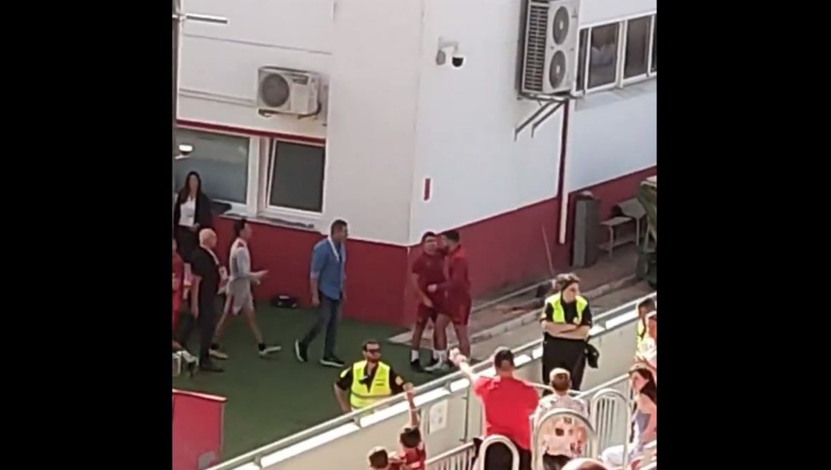 Horas calientes en el Sevilla FC: Acuña se encara con un aficionado en la ciudad deportiva