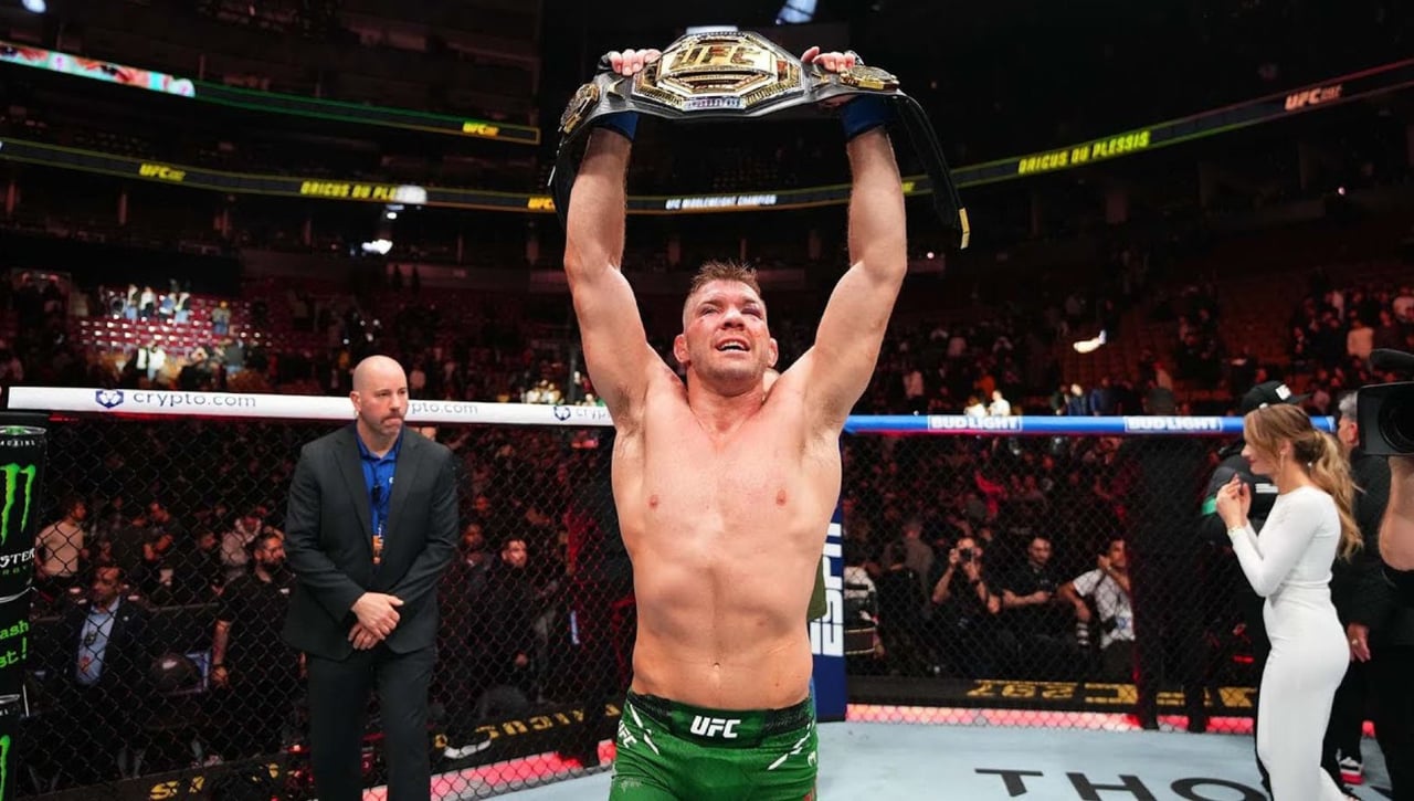 Dricus du Plessis se cruza en la pelea de Ilia Topuria