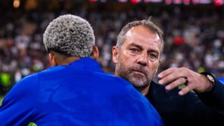 Hansi Flick señala a Dani Olmo y Pau Víctor