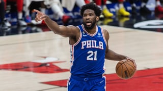 Joel Embiid pierde los papeles y agrede a un periodista