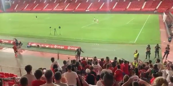 Monchi se dirige al público para pedir perdón y arropar a Lopetegui