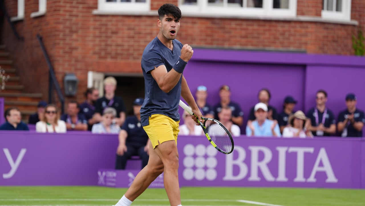 El primer palo de Carlos Alcaraz a Jannik Sinner en hierba 