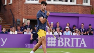 El primer palo de Carlos Alcaraz a Jannik Sinner en hierba 