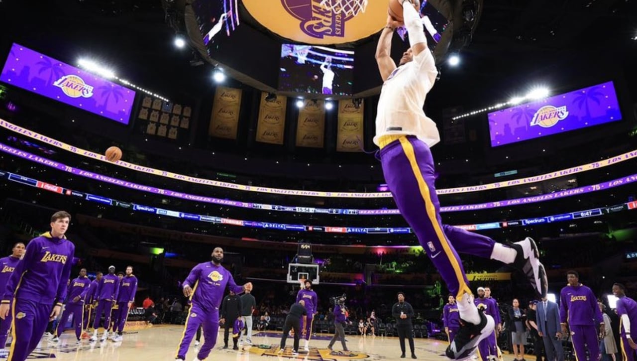De trabajar en un cementerio a ser compañero de LeBron James en los Lakers