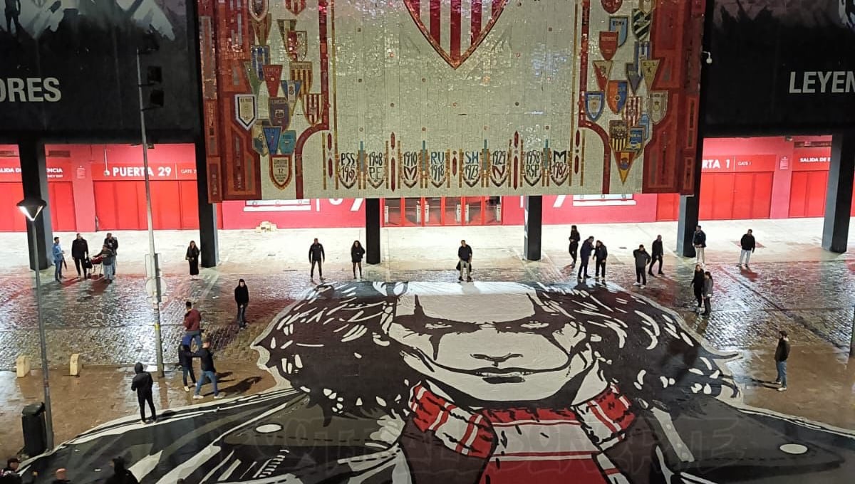Ambientazo en el estadio del Sevilla FC con la fiesta sorpresa de Biris Norte: "Una celebración a la altura del grupo ultra más antiguo de España"